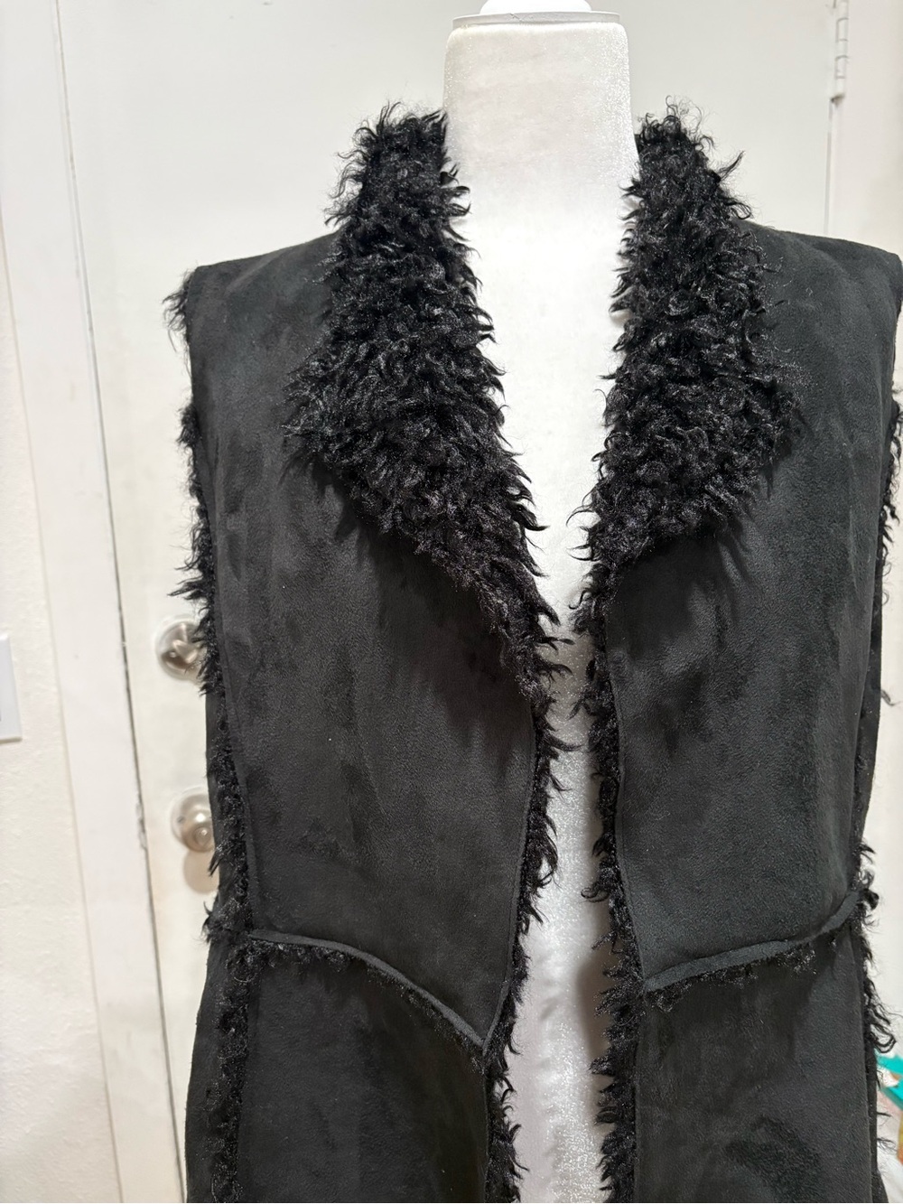 Love Tree Black Faux-Shearling Trim Vest - Picture 2 of 8